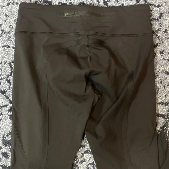 SET OF 2! Lululemon Peloton Black and White Pattern and all black Leggings sz 8 - Picture 3 of 7